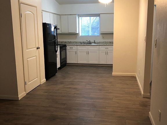 2nd image of 326 E Vine Cir #202
