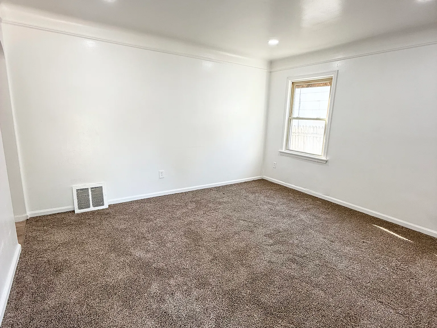 3 bed, 1000 sqft, $1,500 — Photo 3