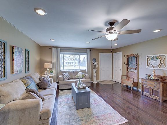 5th image of 22 Pin Oak Dr