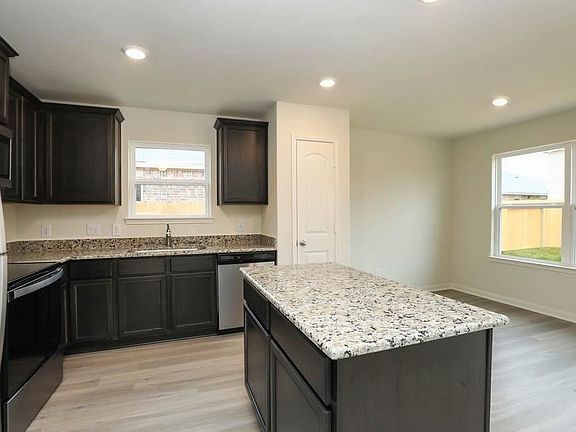 5th image of 560 Amberwood Park Dr