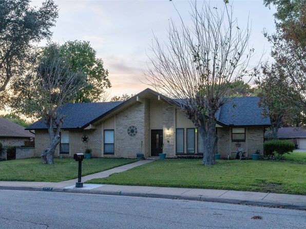 1013 Briarwood Ln, Desoto, TX 75115