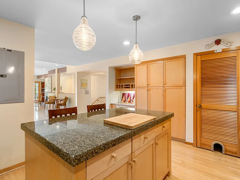 2537 NW Upshur St — Photo 9