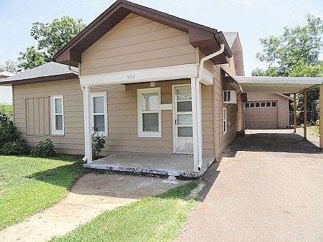 1st image of 904 W C Ave