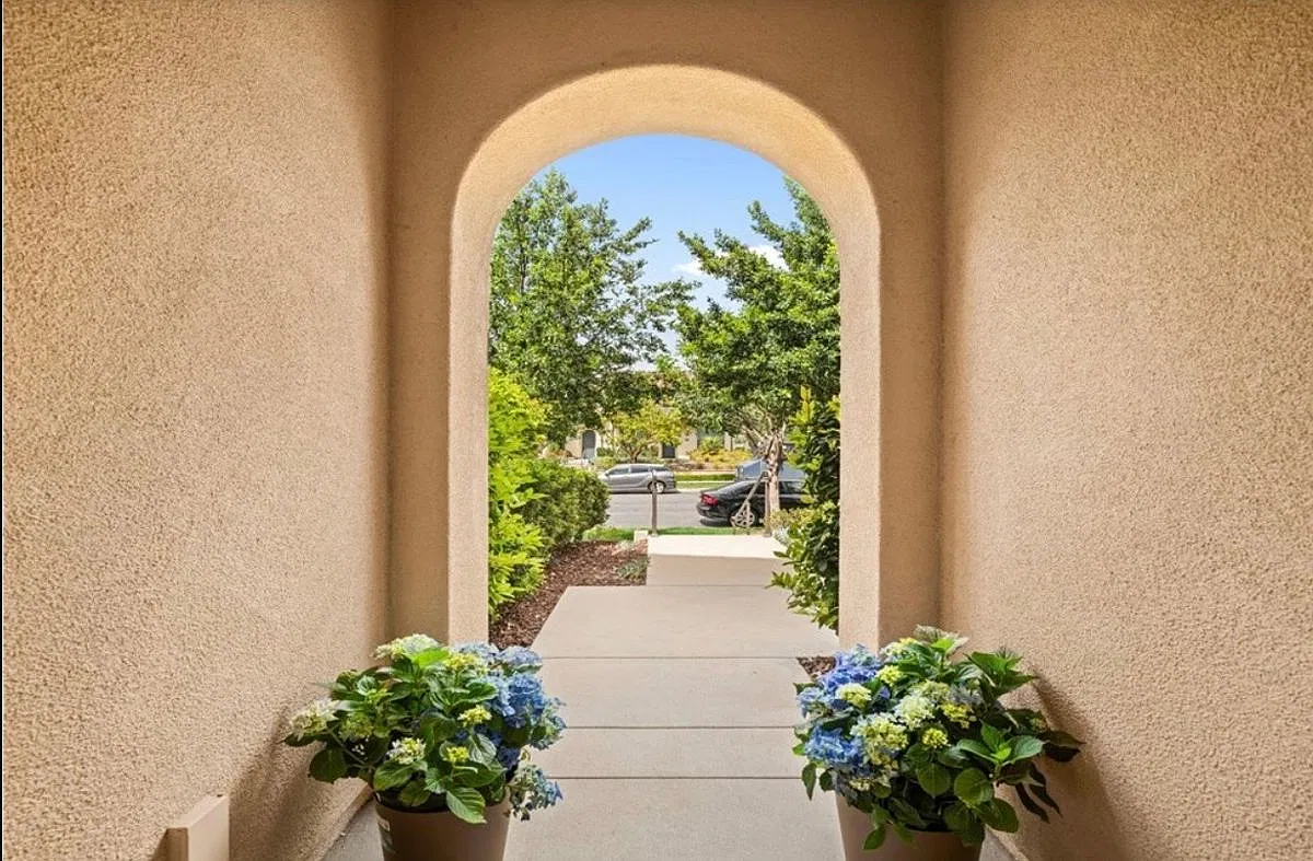 2 bed, 2.5 bath, 1251 sqft, $3,850 — Photo 3