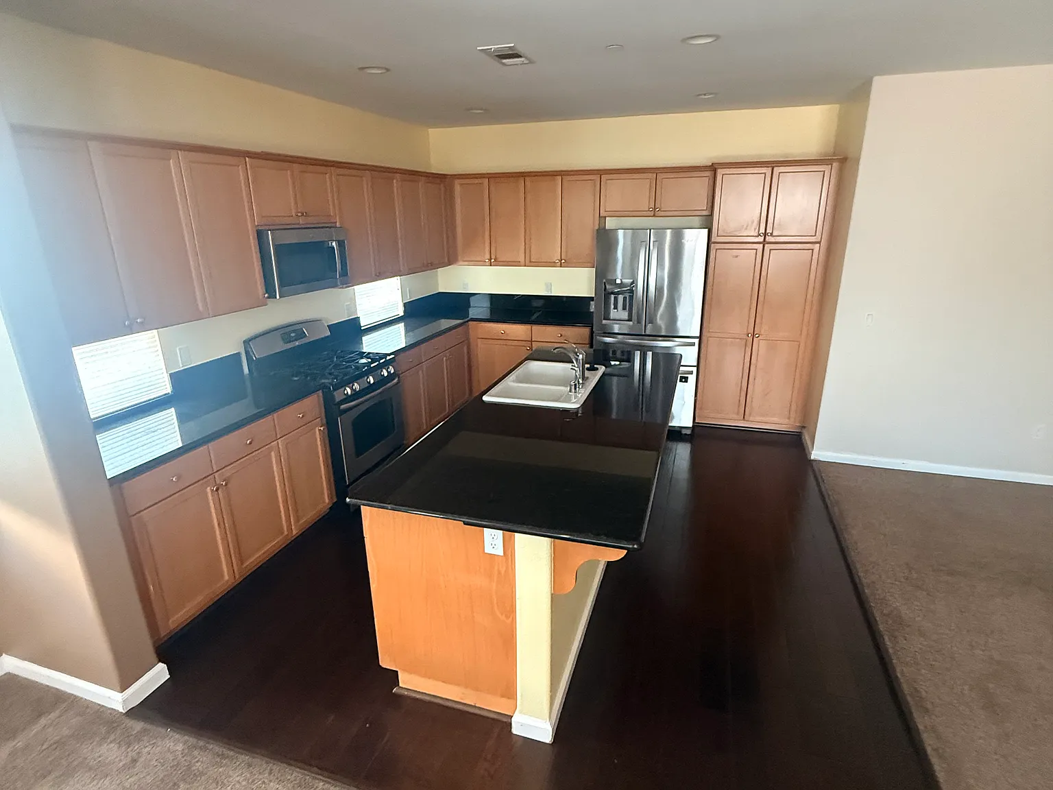 3 bed, 1827 sqft, $3,700 — Photo 3