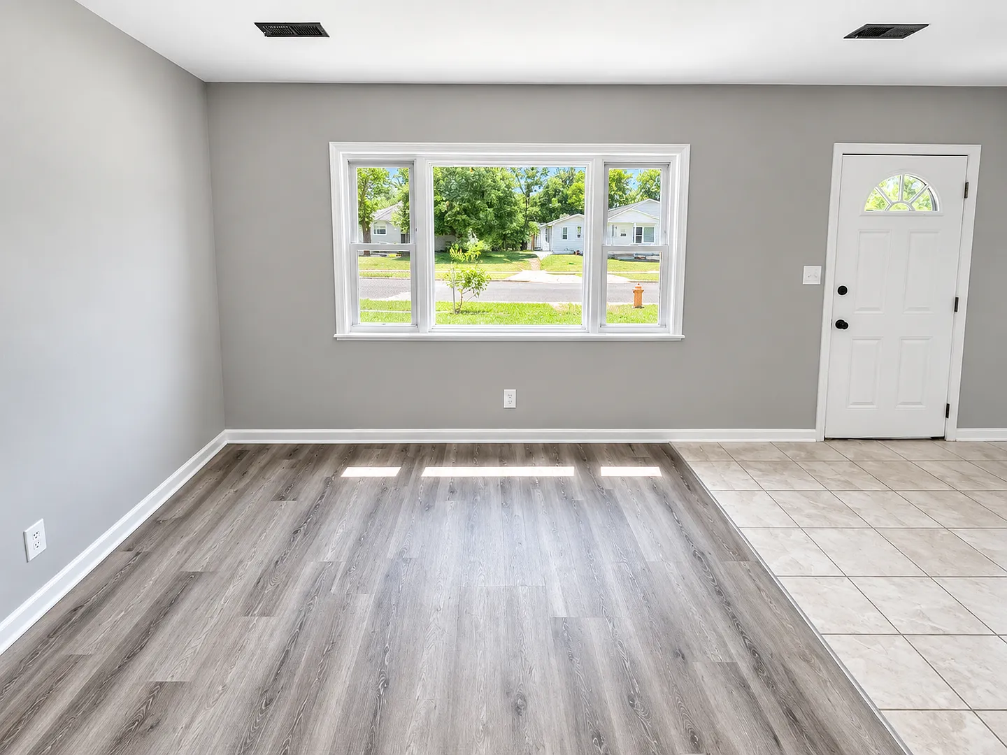 Beautifully Renovated 3BR Home with Modern Finishes & Spacious Yard — Photo 3