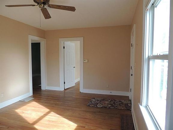5th image of 1109 Oaklawn St NE