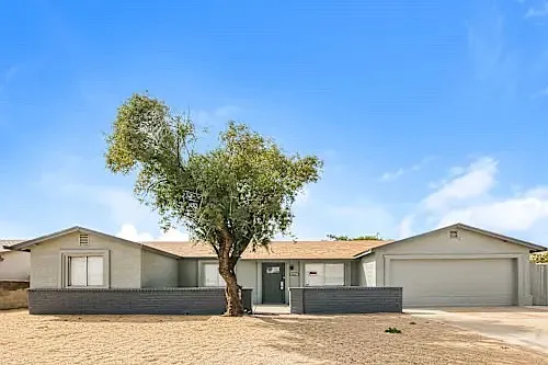 705 SW Maple Ln Photo 1
