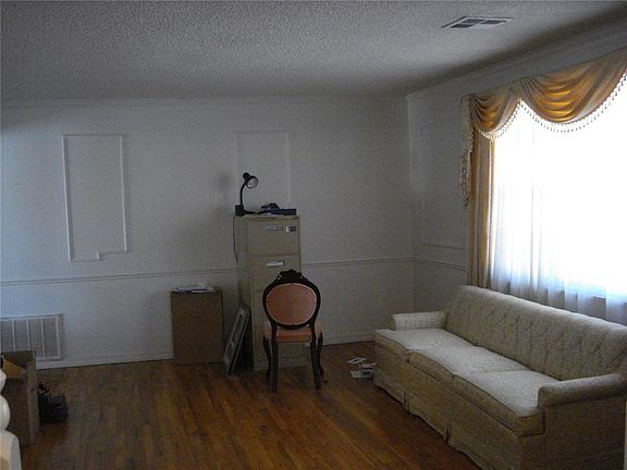 3rd image of 1529 E Farrall St