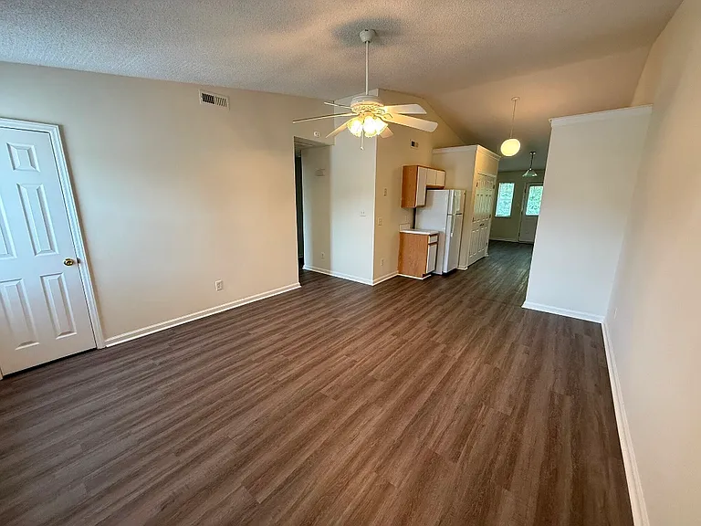 104 Benin Ct #B — Photo 3