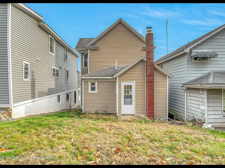 1061 Carmalt St — Photo 5