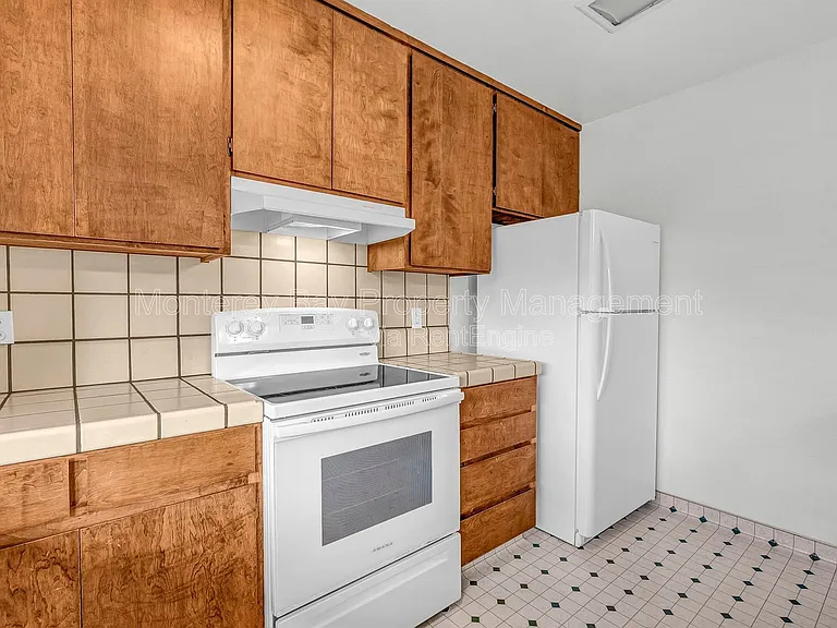 215 2nd St #B — Photo 6