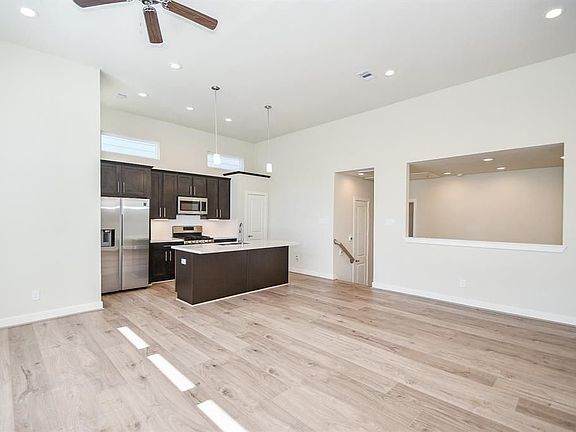 4th image of 135 Knightsbridge Park Ln