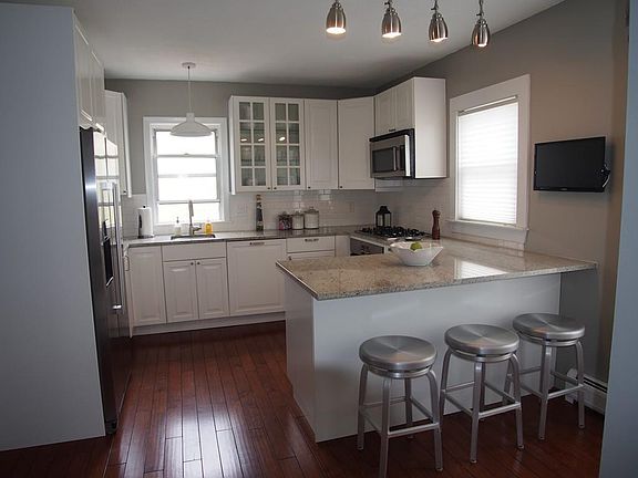 5th image of 18 Brickett Ave