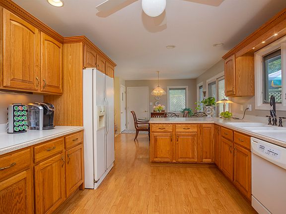 5th image of 7749 N Rockton Ave