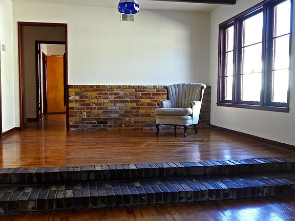 3rd image of 601 S Baywood Ave