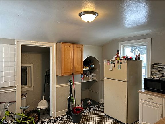 3rd image of 3224 W 32nd St