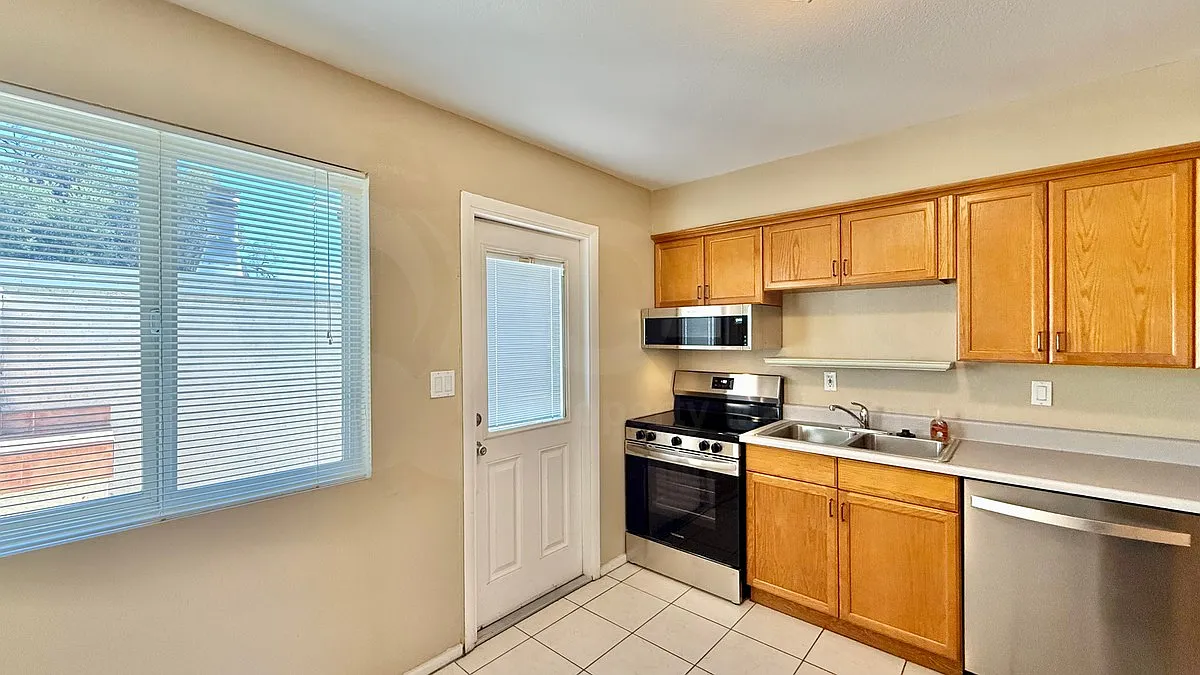 2 bed, 1.0 bath, 800 sqft, $1,250 — Photo 4