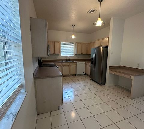 3rd image of 1731 Lavue Ave
