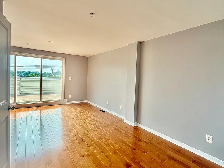 11034 Amherst Ave — Photo 22