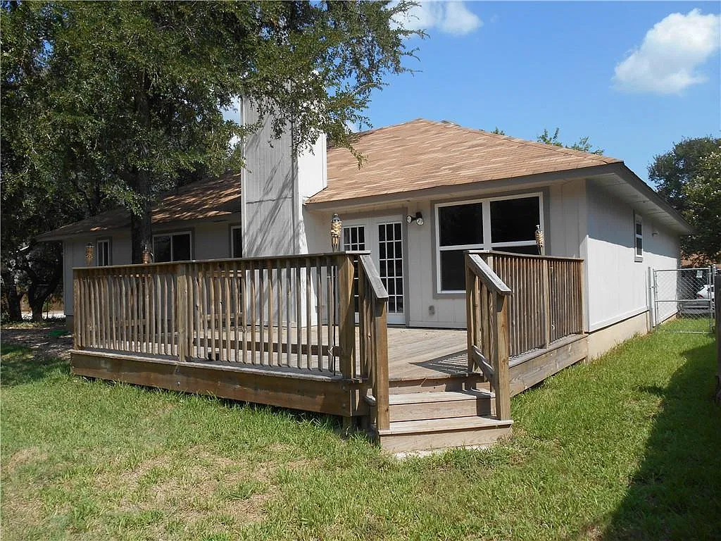 3 bed, 2.0 bath, 1408 sqft, $2,350 — Photo 2