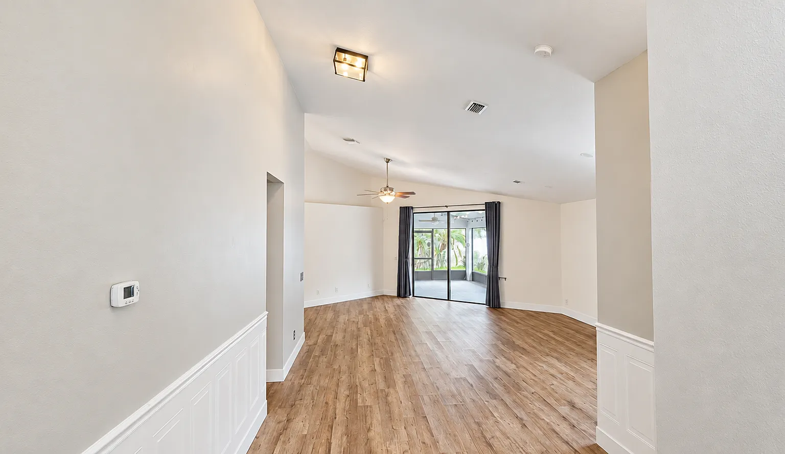 Three Bed, Three Car Garage Home In Master Planned Community — Photo 4