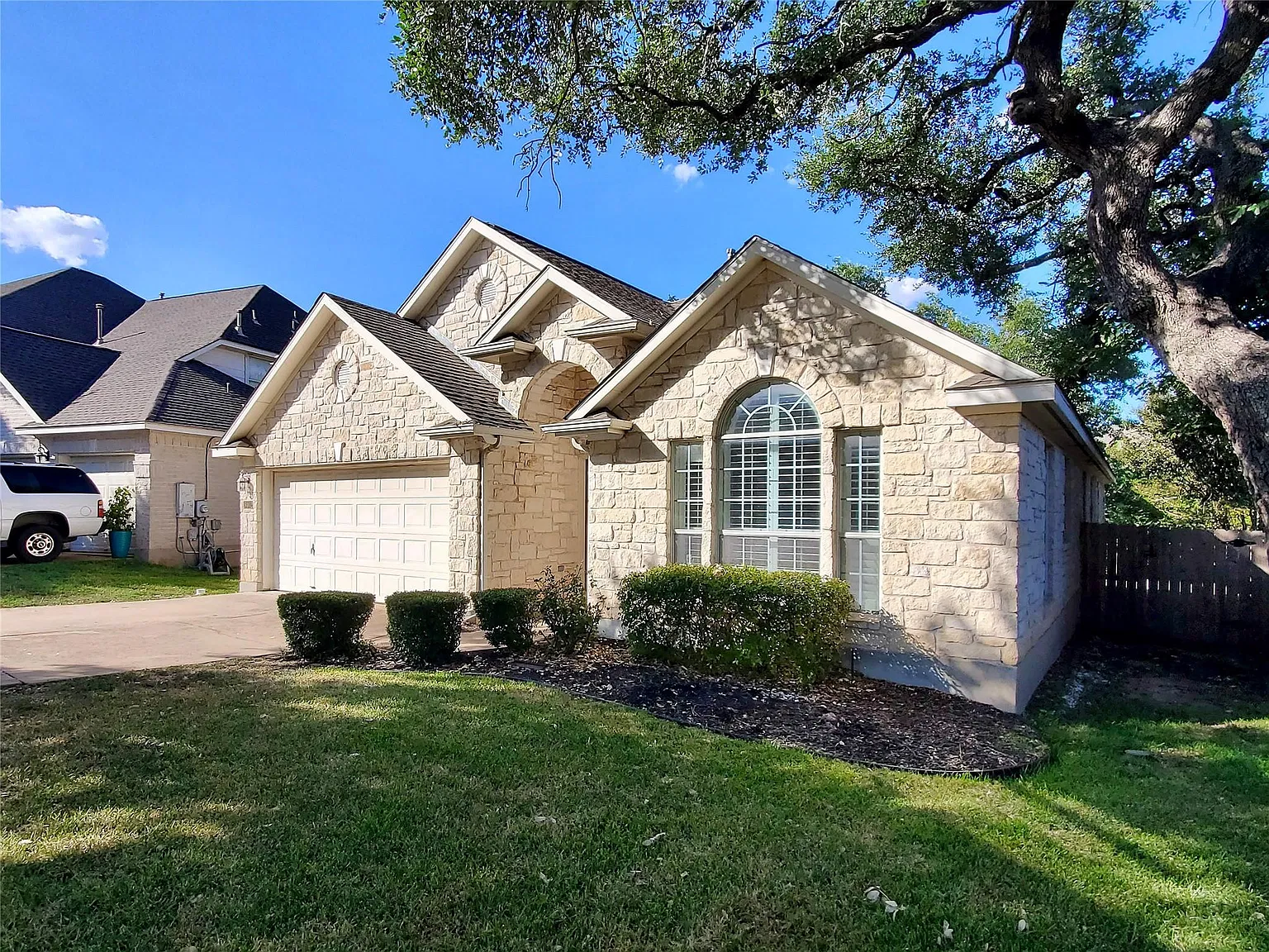 4 bed, 2.0 bath, 2121 sqft, $2,195 — Photo 2