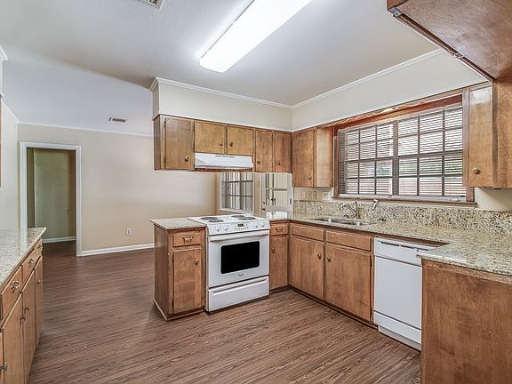 3rd image of 242 Monteigne Dr