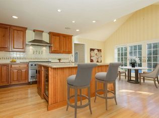 465 Abbey Rd N, Manhasset, NY 11030