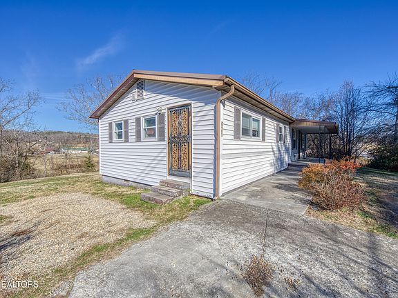 3rd image of 631 Burnett Station Rd