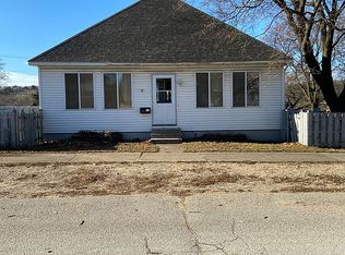 574 N 11th St, Gladstone, MI 49837