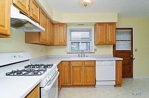 4th image of 923 N Fernandez Ave