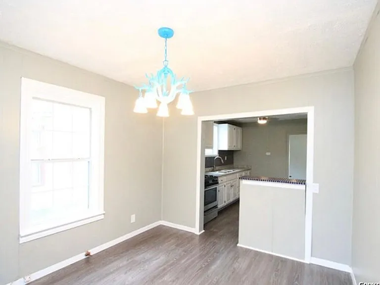 211 Regent — Photo 8