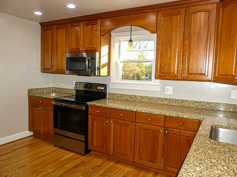 903 Crestview Dr — Photo 5