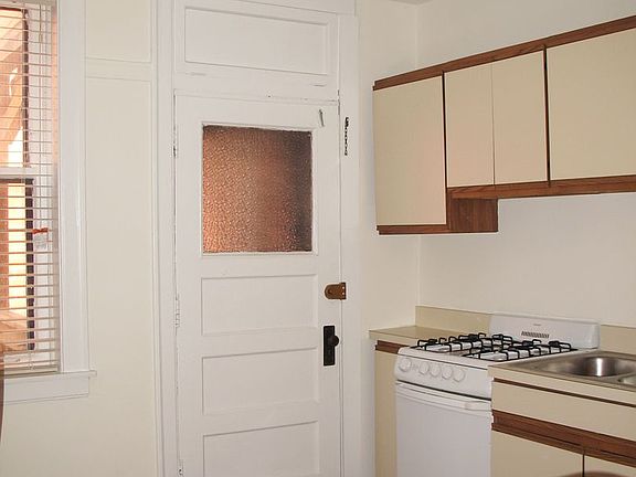 4th image of 915-23 W George St #923-1I