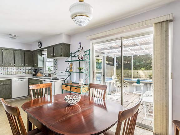 3rd image of 53 Bay View Dr W