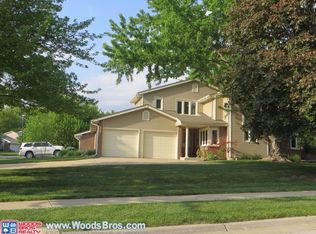 1220 Coachmans Dr, Lincoln, NE 68510