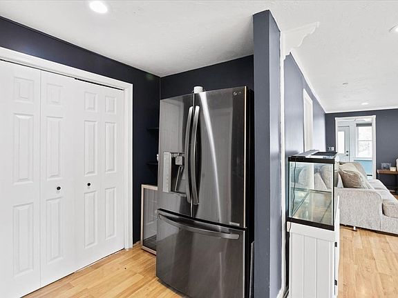 5th image of 534 Summer St