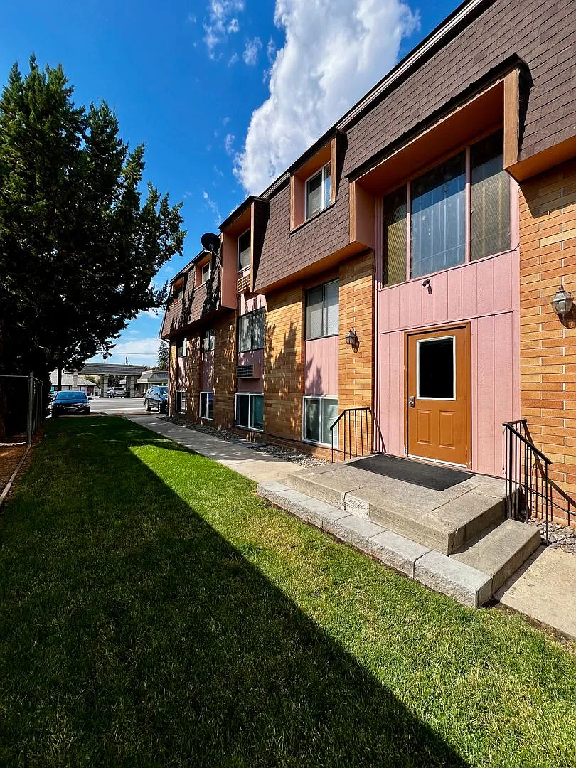 3 Level Apartment building - Selah WA — Photo 1