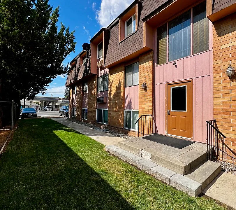 3 Level Apartment building - Selah WA