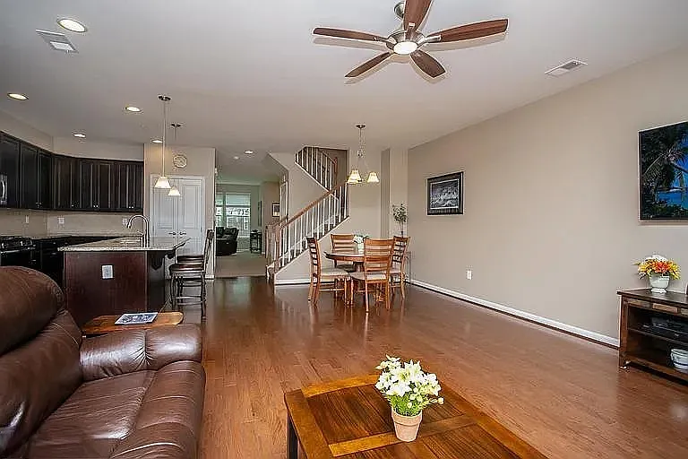 3 bed, 2617 sqft, $3,200 — Photo 2