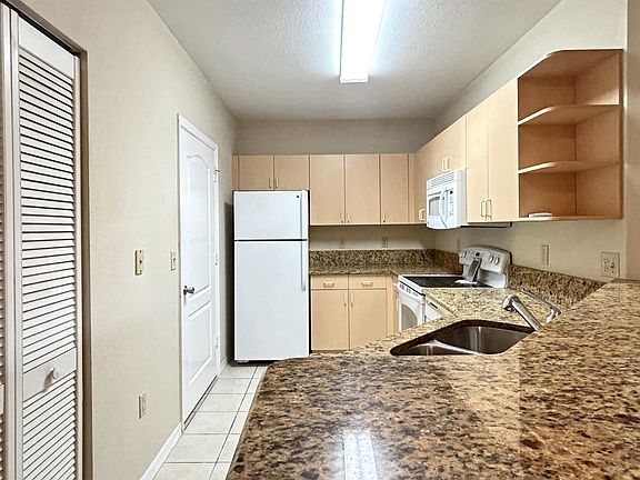4th image of 104 SW Peacock Blvd APT 204