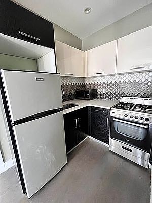 3rd image of 292 Wilson Ave #3M