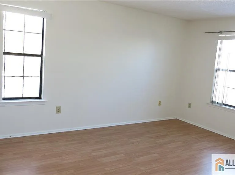 363 Lancaster Ct — Photo 5
