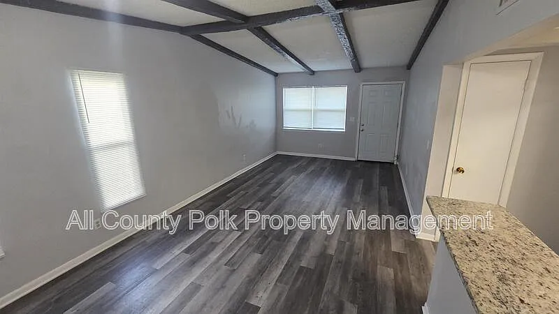 2 bed, 1.0 bath, 864 sqft, $995 — Photo 2