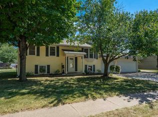 1605 Middle Rd, Camanche, IA 52730