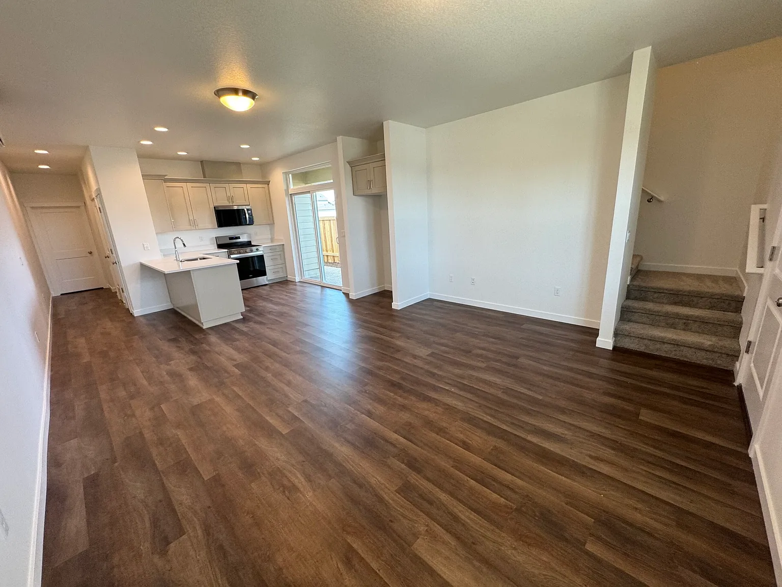 3 bed, 1614 sqft, $2,325 — Photo 3