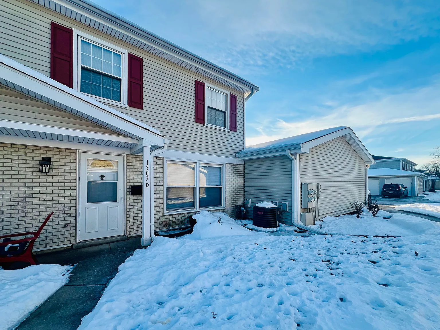 1303 Kingsbury Dr — Photo 1