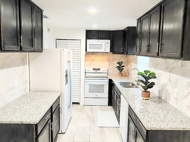 1816 Sandra Blvd — Photo 3