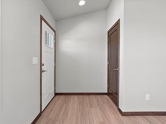 3rd image of 542 Riverview Dr